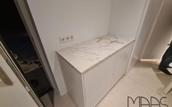 Sideboard im Flur mit einer  Golden White Marazzi Arbeitsplatte