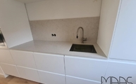 Küchenzeile mit Lime Delight Silestone Arbeitsplatte und Rückwand