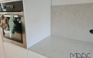 Montage der Lime Delight Silestone Arbeitsplatte und Rückwand