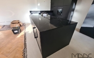 Schwarze Küche in Berlin mit Unique Marquina Compac Arbeitsplatten