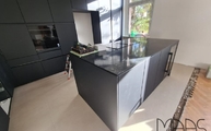 Kücheinsel mit Unique Marquina Compac Arbeitsplatte