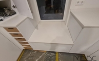 Fenstersitzgelegenheit aus dem Zenith Dekton 