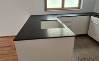 Ausschnitt in der New Aracruz Black Granit Arbeitsplatte