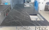 Produktion - Ausschnitte in der Dark Marquina Keramik SapienStone Arbeitsplatte