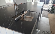 Montage der Dark Marquina Keramik SapienStone Arbeitsplatte mit Unterbauspüle