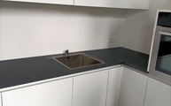 Weiße Küche mit Nero Granite Infinity Arbeitsplatten