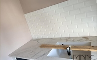 Zweizeilige Küche in München mit Golden White Marazzi Arbeitsplatten