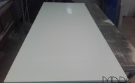 Produktion - Polierte Caesarstone Arbeitsplatte 1141 Pure White